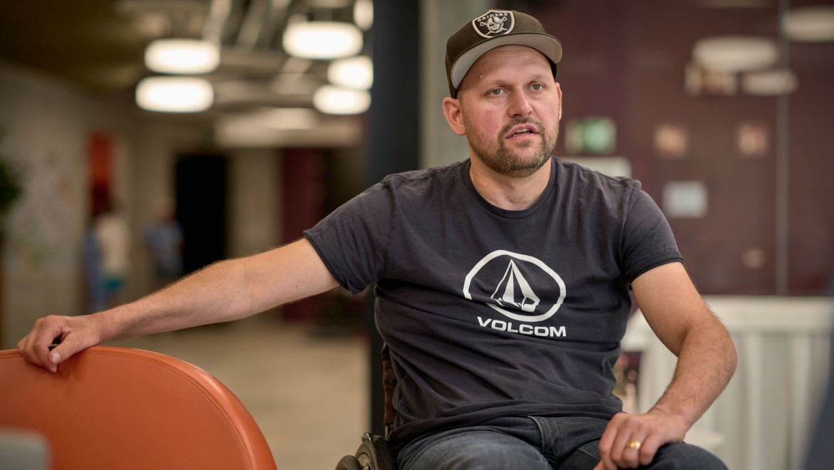 En conversation avec Peter Roos au Centre suisse des paraplégiques à Nottwil (© Ben Huggler)