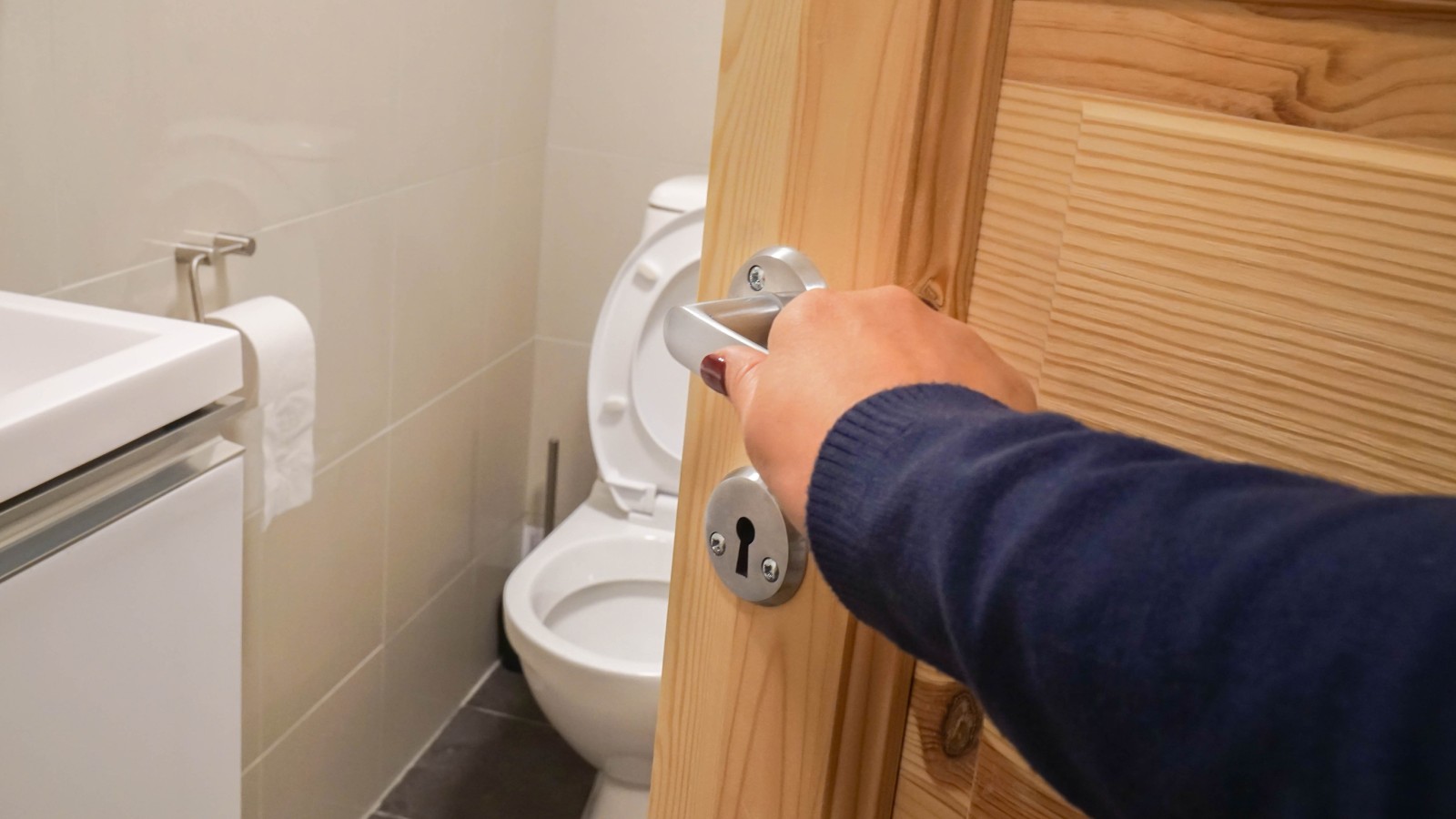 Porte de salle de bain s’ouvrant vers l’intérieur Porte de salle de bain s’ouvrant vers l’intérieur