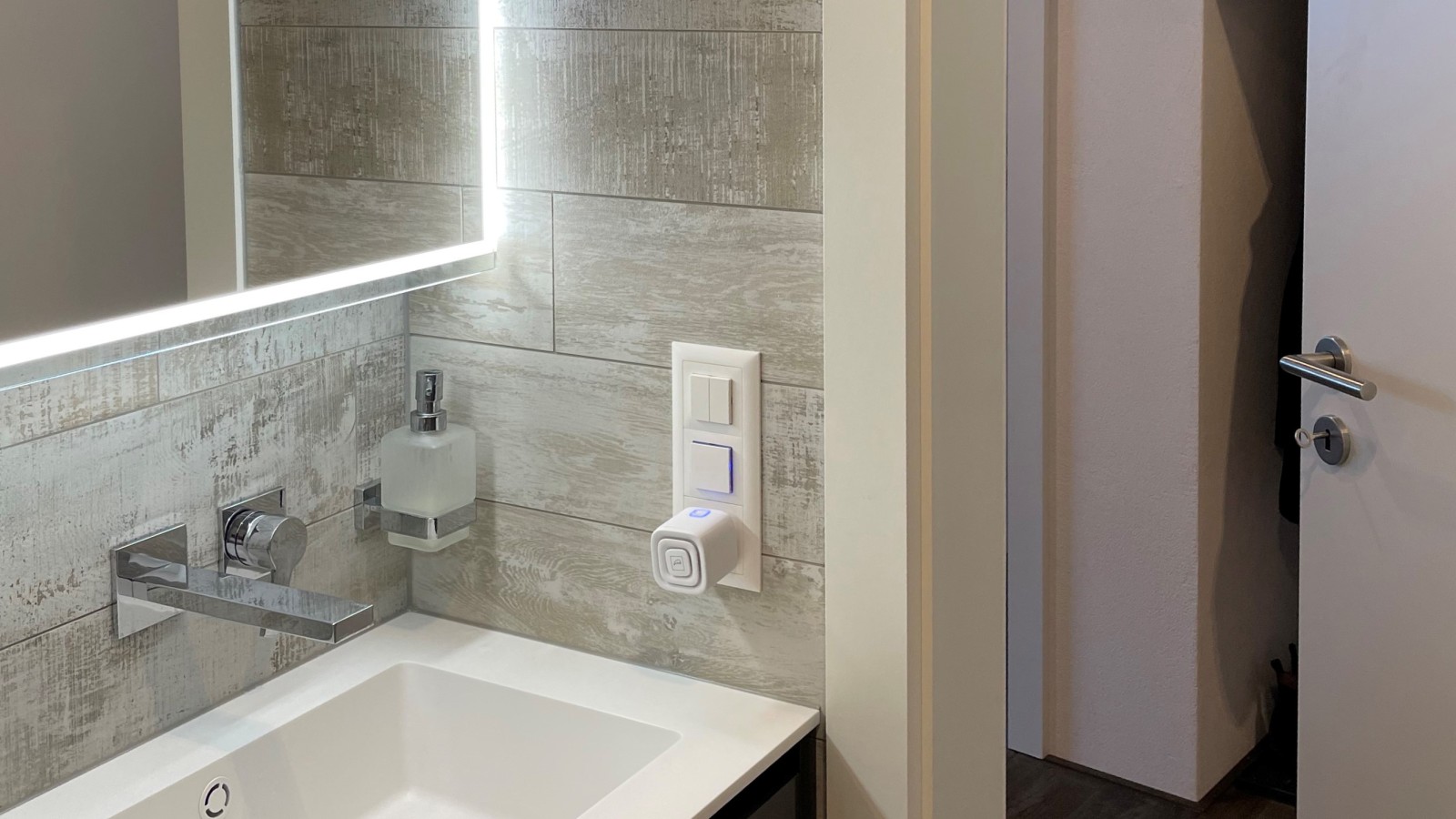 Une porte qui s’ouvre vers l’extérieur permet de gagner de la place dans la salle de bain Une porte qui s’ouvre vers l’extérieur permet de gagner de la place dans la salle de bain