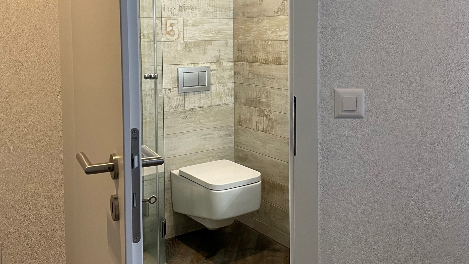 Porte de salle de bain s’ouvrant vers l’extérieur Porte de salle de bain s’ouvrant vers l’extérieur