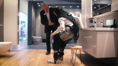 A participant in the Geberit seminar “Barrier-free construction” wearing an age simulation suit