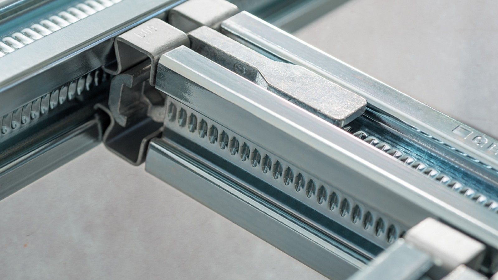 Profilé et élément d’assemblage Geberit GIS Profilé et élément d’assemblage Geberit GIS