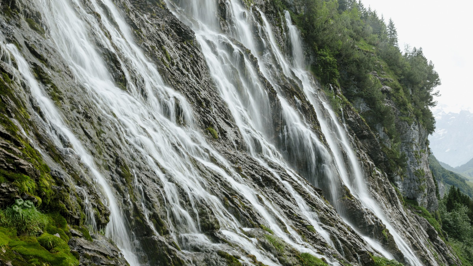 Chute d'eau impressionnante dans un paysage verdoyant (© Geberit) Chute d'eau impressionnante dans un paysage verdoyant (© Geberit)
