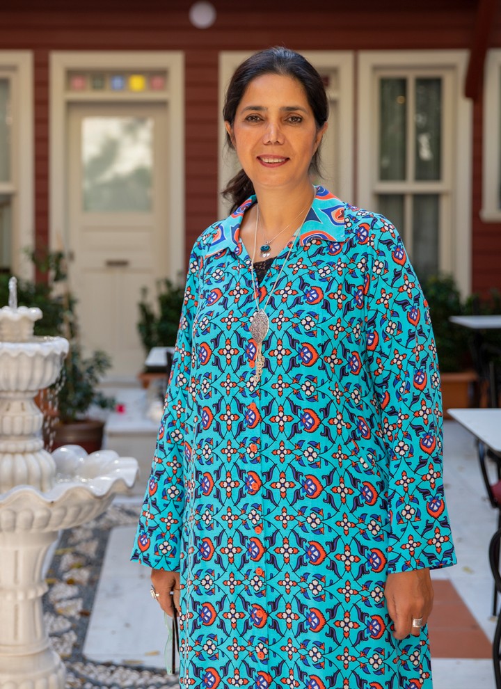 Restauration expert and hotel owner: Deniz Alkan in the courtyard of the specially converted Hotel Turkish House in Istanbul (© Haydar Erçin) Restauration expert and hotel owner: Deniz Alkan in the courtyard of the specially converted Hotel Turkish House in Istanbul (© Haydar Erçin)