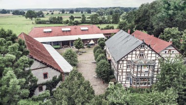 Pour leur projet « Champ des possibles », les constructeurs ont trouvé un site idéal dans le nord de l’Allemagne. Le vaste domaine comprend plusieurs bâtiments, dont une maison à colombages (© Geberit)