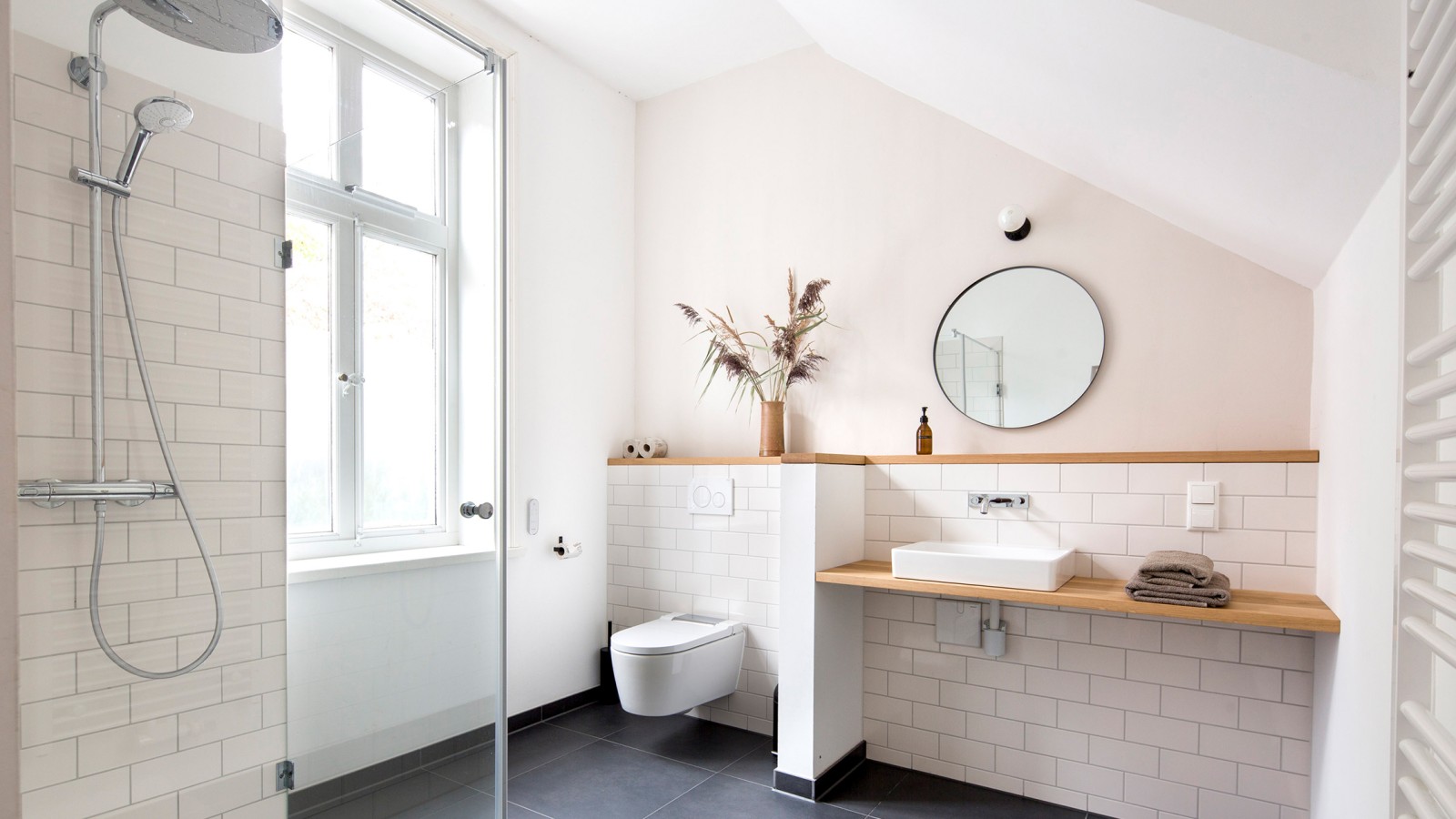 Les salles de bains d’invités ont été équipées de lavabos et de robinetteries murales Geberit ONE, tandis que le WC lavant Geberit AquaClean Sela offre ce petit plus de confort supplémentaire (© Geberit)