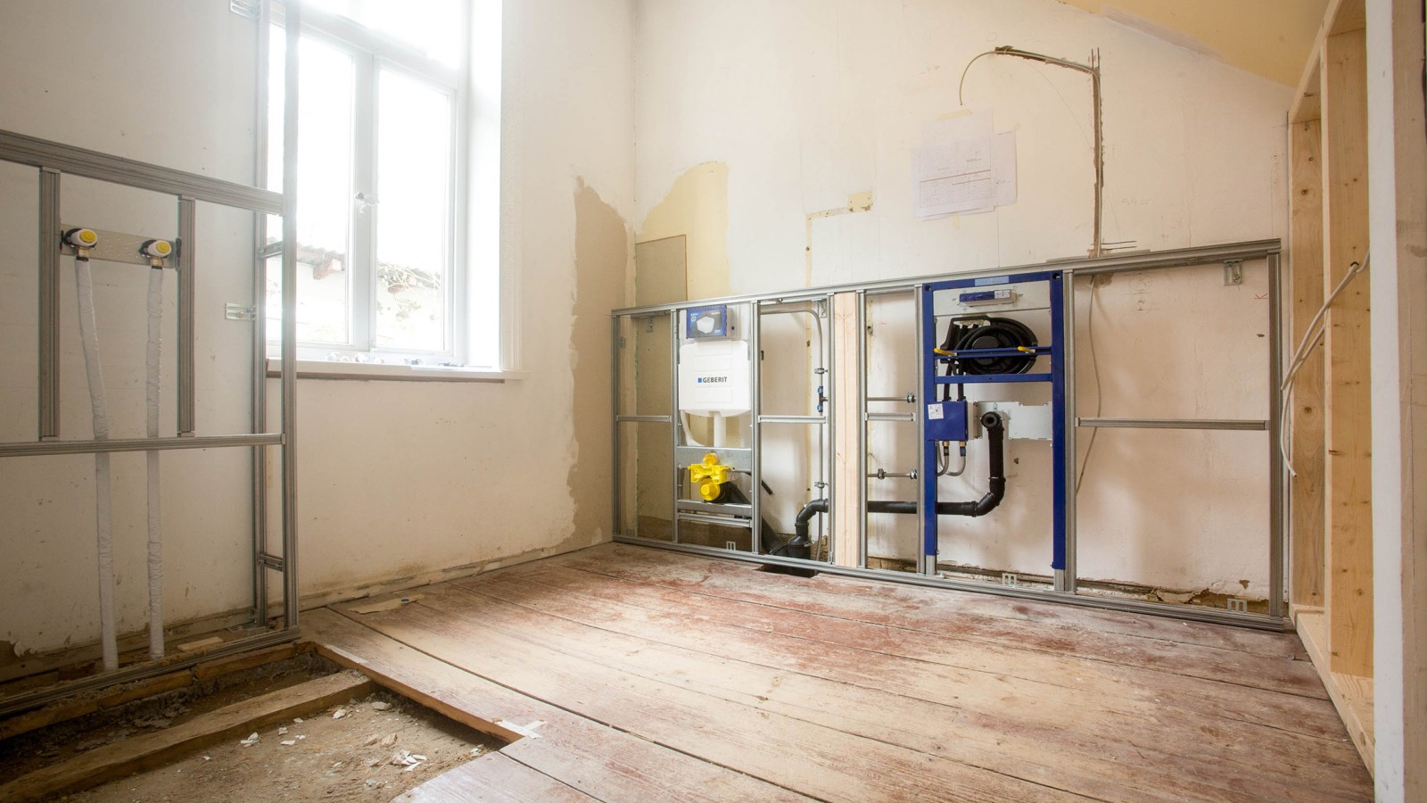 Les constructeurs ont opté pour des produits Geberit devant et derrière la paroi (© Geberit) Les constructeurs ont opté pour des produits Geberit devant et derrière la paroi (© Geberit)