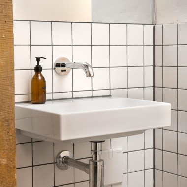 Les robinets à commande électronique Geberit Piave dans les espaces sanitaires sont particulièrement hygiéniques. Aucun contact manuel n’est nécessaire pour les actionner (© Geberit)