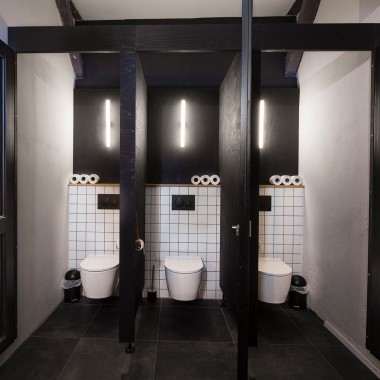 Les espaces sanitaires équipés de produits Geberit donnent des accents modernes à la maison traditionnelle à colombages (© Geberit)