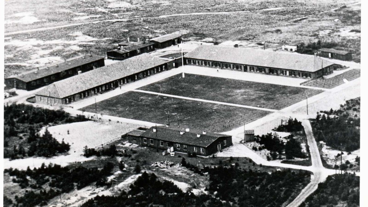 En 1945, le plus grand camp de réfugiés du Danemark a été établi à Oksbøl (© Blåvandshuk Local History Archive)