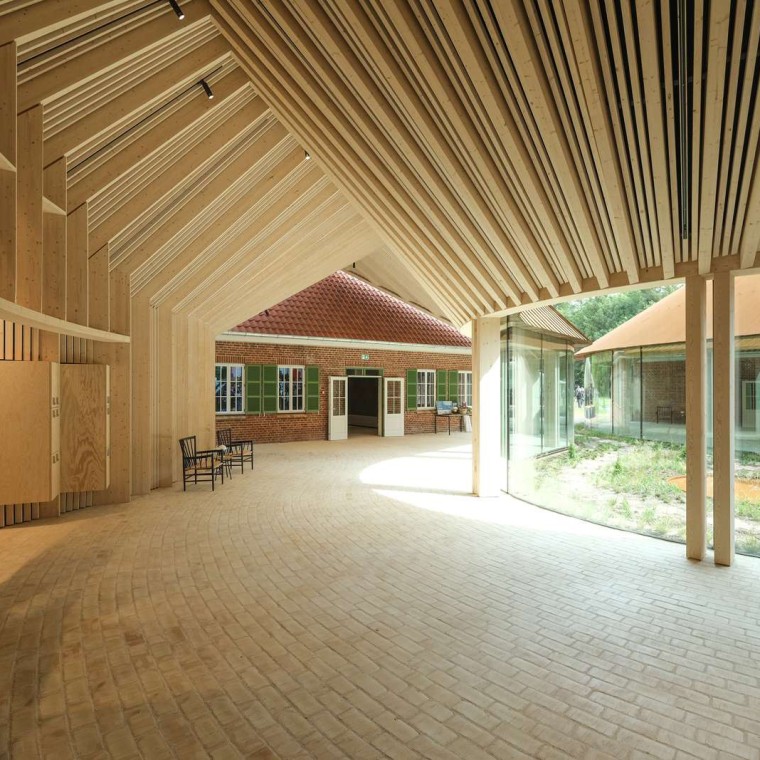 80 000 briques jaunes ornent le sol du musée, comme ici à l’intérieur du bâtiment de liaison voûté (© R_Hjortshoj) 80 000 briques jaunes ornent le sol du musée, comme ici à l’intérieur du bâtiment de liaison voûté (© R_Hjortshoj)