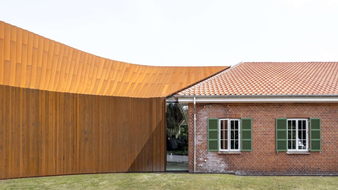 Present and past form a unity: on the left the modern extension, on the right the former hospital wing of the refugee camp in Oksbøl (© R_Hjortshoj)