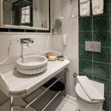 Geberit provides modern comfort in the guest bathrooms. Since economical use of water is important to the architect, dual-flush systems were installed everywhere (© Hotel Turkish House)