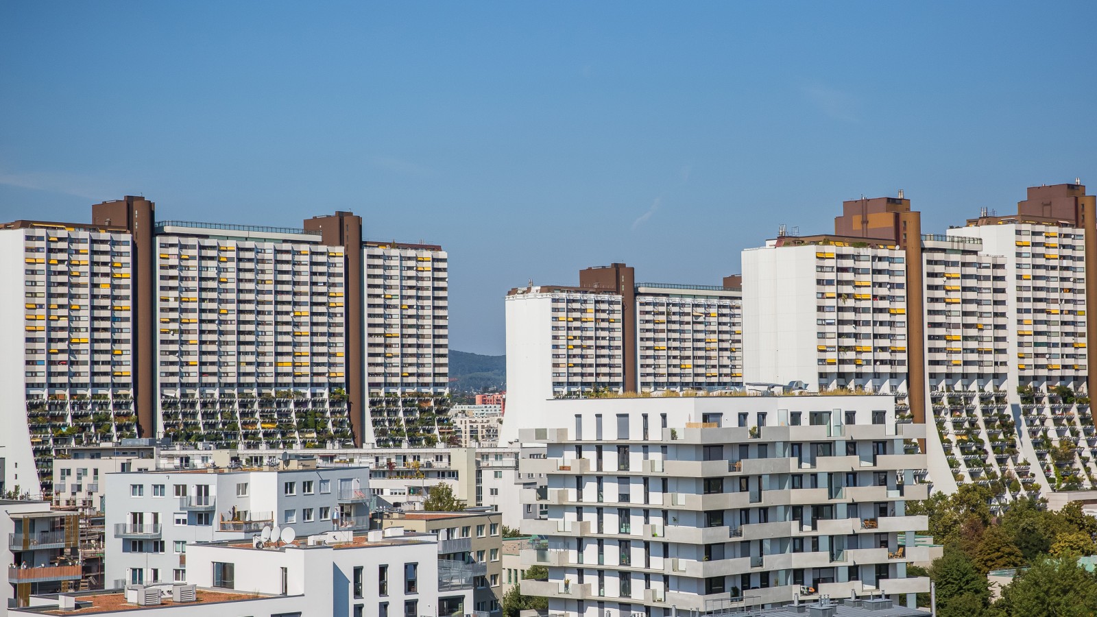 There are over 3200 flats in the Alt-Erlaa social housing complex. (© Agata Kadar – stock.adobe.com)