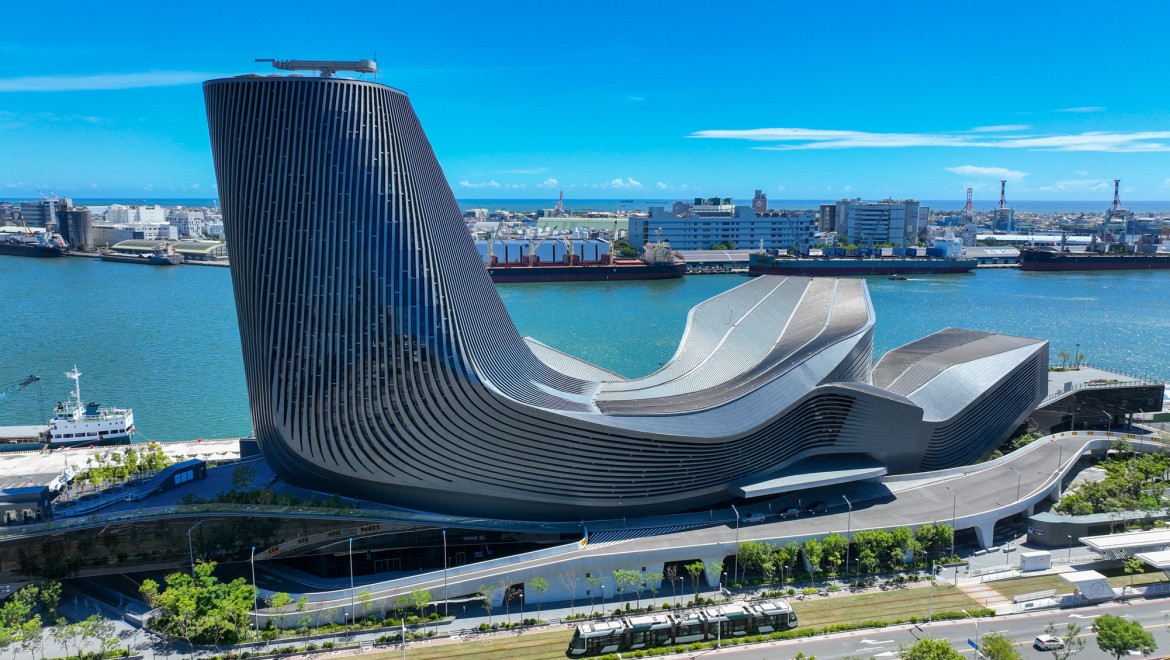 Le terminal portuaire s’adosse à l’eau, à la manière d’une coque de navire Le terminal portuaire s’adosse à l’eau, à la manière d’une coque de navire