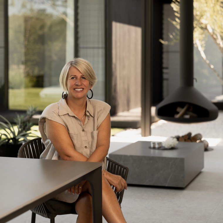 When it rains (and it really pours), the fireplace provides a cosy atmosphere – and Geberit Pluvia ensures optimal roof drainage (© Alyne Media)