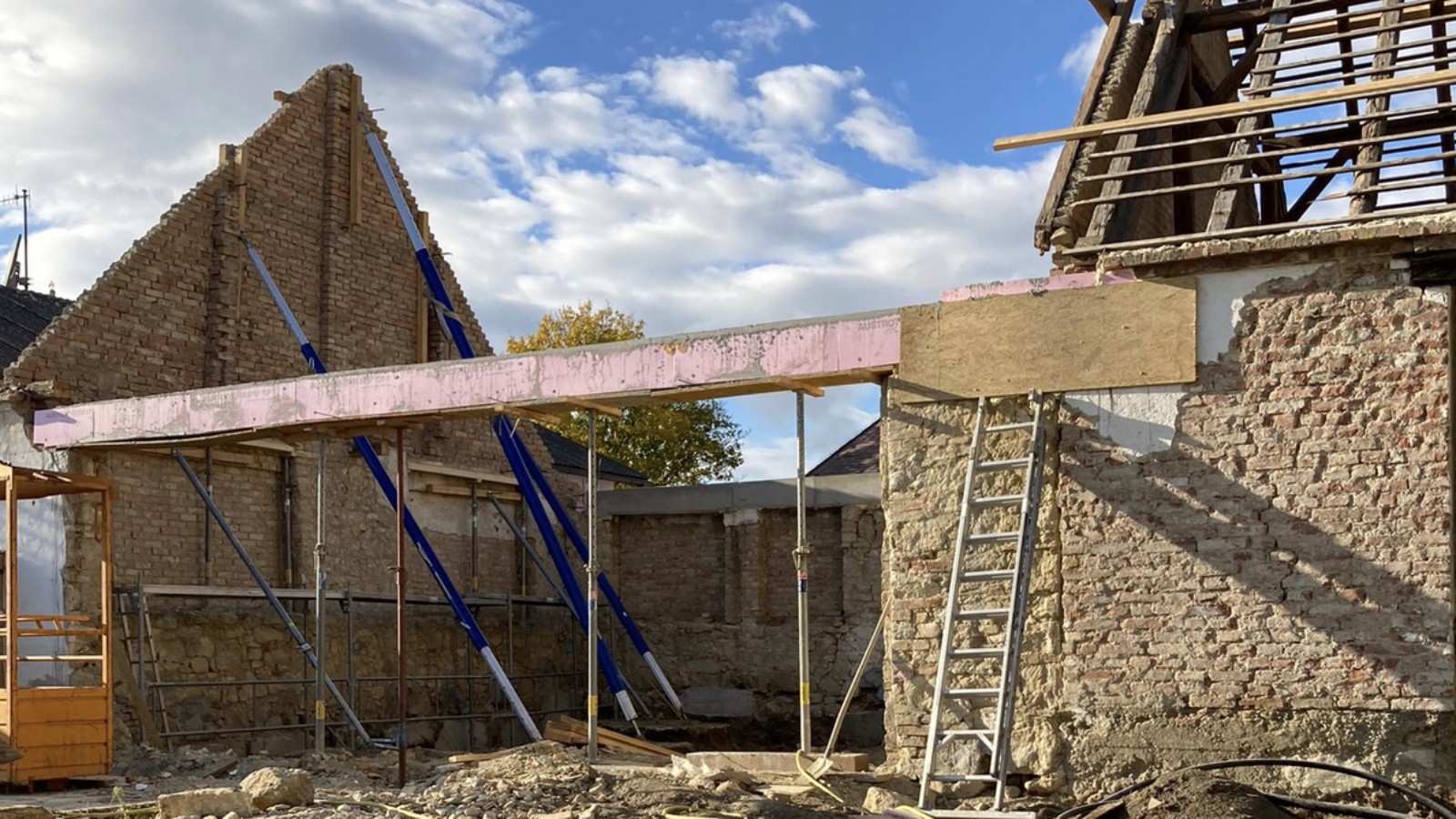 How it all began: the old barn in 2021 (© Anna W.) How it all began: the old barn in 2021 (© Anna W.)