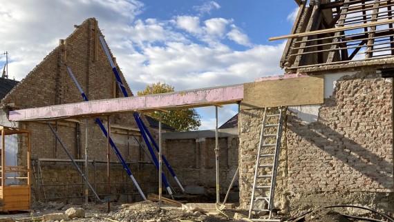 Comment tout a commencé : l’ancienne grange en 2021 (© Anna W.) Comment tout a commencé : l’ancienne grange en 2021 (© Anna W.)