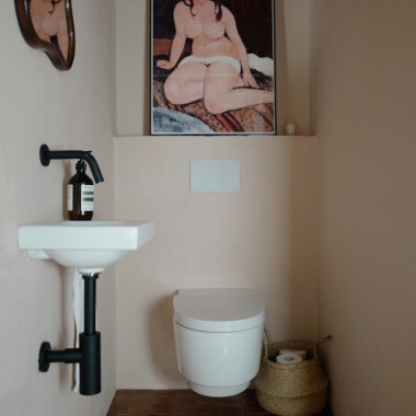 Le WC lavant AquaClean Mera lave à l’eau tout en douceur. En parfaite harmonie : la plaque de déclenchement Sigma70 et le lave-mains iCon Light (© Anna W.) Le WC lavant AquaClean Mera lave à l’eau tout en douceur. En parfaite harmonie : la plaque de déclenchement Sigma70 et le lave-mains iCon Light (© Anna W.)