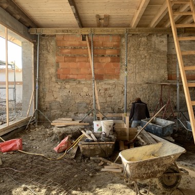 Le « salon » avant la rénovation. De nombreux éléments ont été entièrement refaits, comme le sol (© Anna W.) Le « salon » avant la rénovation. De nombreux éléments ont été entièrement refaits, comme le sol (© Anna W.)