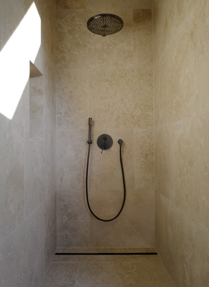 Discrète élégance : la canivelle de douche CleanLine80 en noir chromé avec revêtement oléophobe (© Anna W.) Discrète élégance : la canivelle de douche CleanLine80 en noir chromé avec revêtement oléophobe (© Anna W.)
