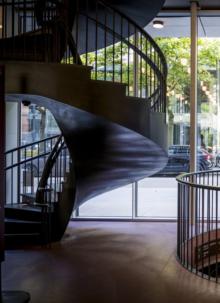 Les escaliers en colimaçon sont un élément design marquant à l’intérieur (© Frederik Beyens) Les escaliers en colimaçon sont un élément design marquant à l’intérieur (© Frederik Beyens)