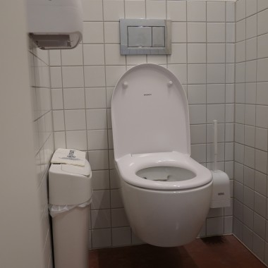 De nombreux produits Geberit sont installés dans les sanitaires publics (© Geberit) De nombreux produits Geberit sont installés dans les sanitaires publics (© Geberit)