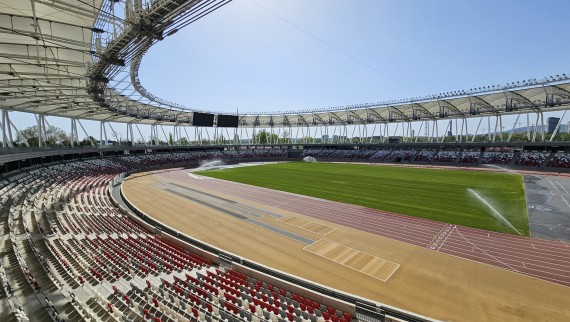 Le terrain central est réservé aux grands événements, tandis qu’une large piste à mi-hauteur du stade reste accessible au public (© Geberit) Le terrain central est réservé aux grands événements, tandis qu’une large piste à mi-hauteur du stade reste accessible au public (© Geberit)
