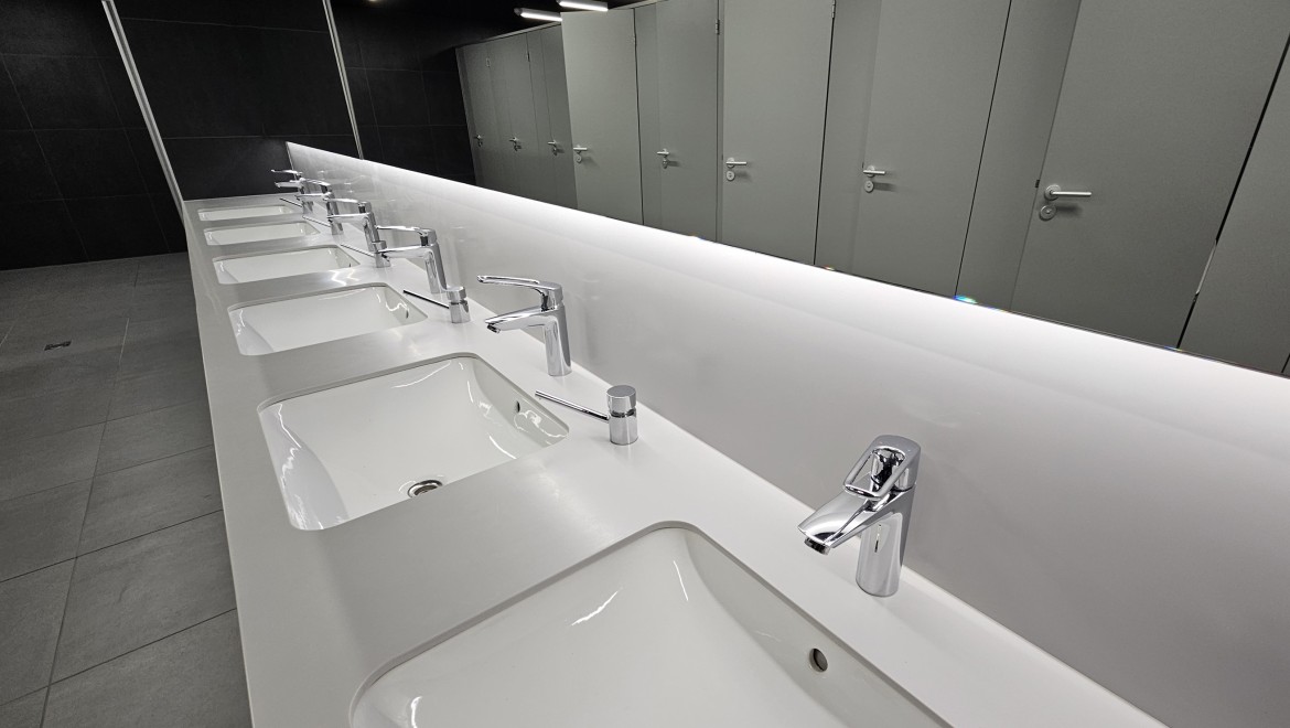 De nombreux produits Geberit sont installés dans les sanitaires publics, comme des lavabos VariForm (© Geberit) De nombreux produits Geberit sont installés dans les sanitaires publics, comme des lavabos VariForm (© Geberit)