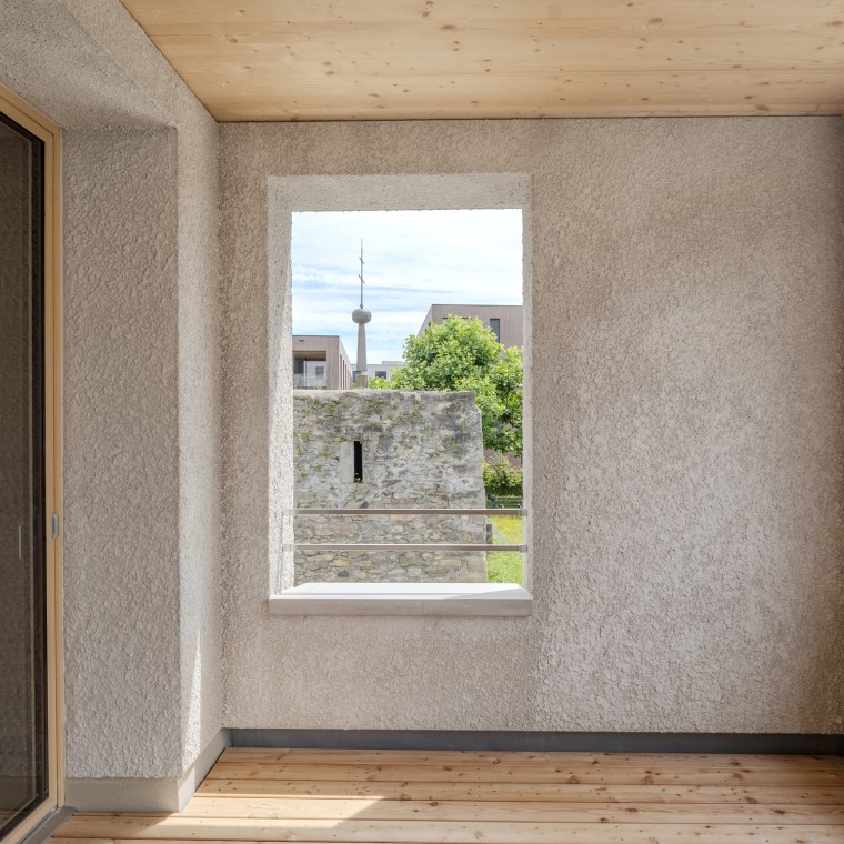 The balcony walls and the façade surface consist of lime plaster. © Openly / Jens Ellensohn The balcony walls and the façade surface consist of lime plaster. © Openly / Jens Ellensohn