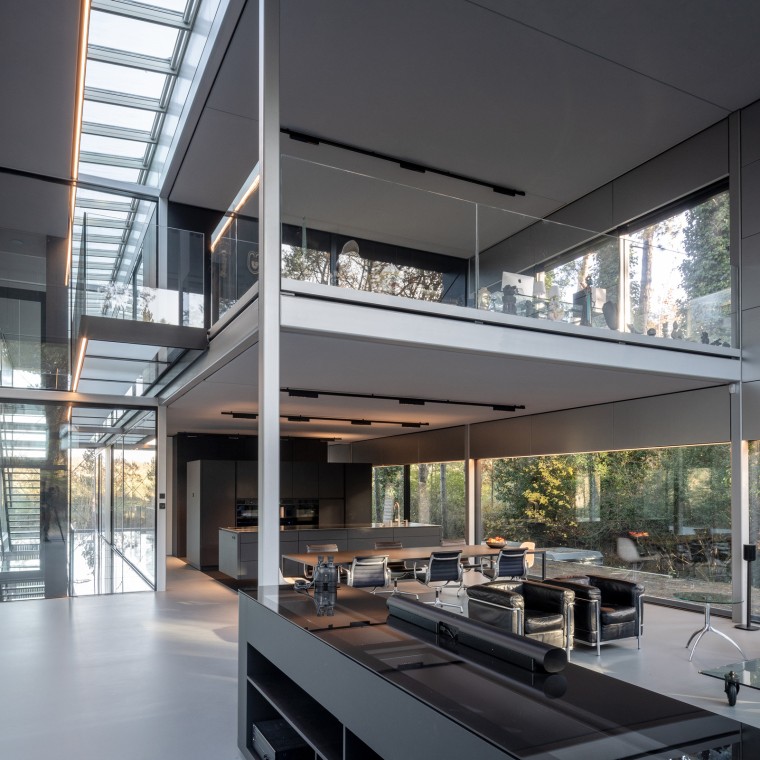 The building is almost entirely demountable and reusable (© Lucas van der Wee) The building is almost entirely demountable and reusable (© Lucas van der Wee)