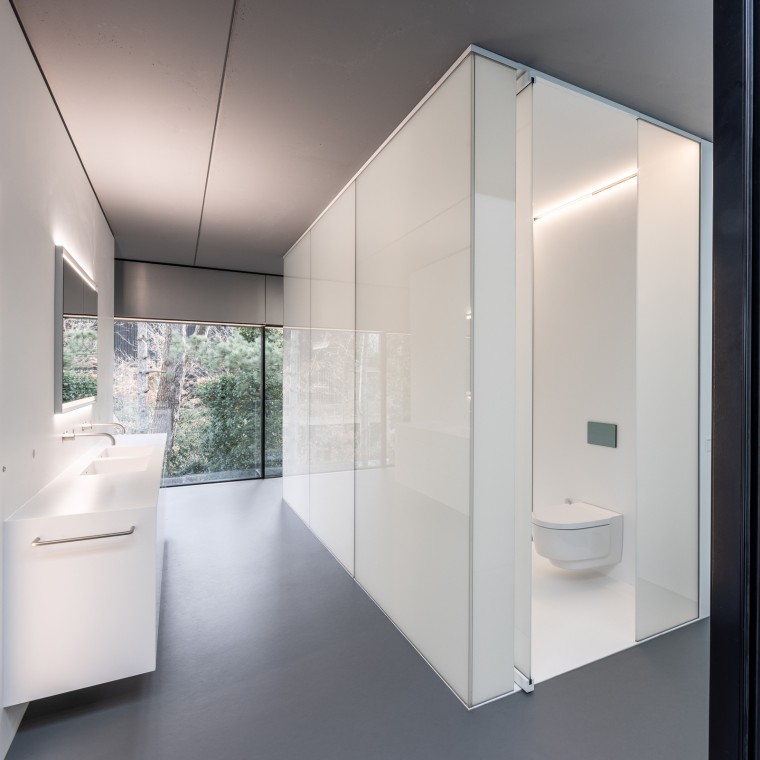 The bathroom was added as a “separate piece of furniture” to the steel and glass structure (© Lucas van der Wee) The bathroom was added as a “separate piece of furniture” to the steel and glass structure (© Lucas van der Wee)