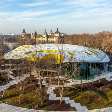 Un champignon dans un parc ? Le toit emblématique de la Maison de la musique hongroise vu d’en haut (© Városliget Zrt.)