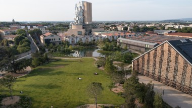 The LUMA cultural centre in Arles: in the foreground the studio park and the large event hall, at the top the 56-metre-high tower by Frank Gehry (© Rémi Bénali, Arles)