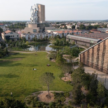 Le centre culturel LUMA à Arles : au premier plan le parc des studios et la grande salle d’événements, au sommet la tour de 56 mètres de haut de Frank Gehry (© Rémi Bénali, Arles)