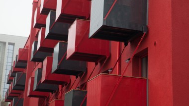 L’édifice à la façade rouge vif et aux balcons cubiques est le nouveau pôle d’attraction de la Goldsteinstrasse à Francfort-sur-le-Main (D) (© Geberit)