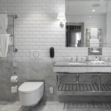 Salle de bains dotée d’un WC lavant Geberit AquaClean Mera (© Andy Liffner)