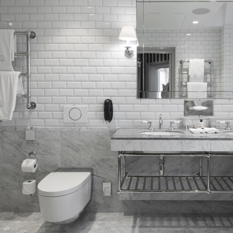 Salle de bains dotée d’un WC lavant Geberit AquaClean Mera (© Andy Liffner) Salle de bains dotée d’un WC lavant Geberit AquaClean Mera (© Andy Liffner)