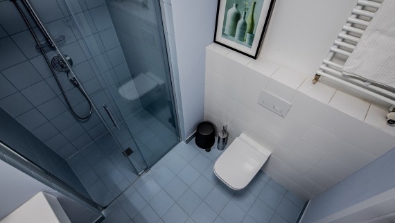 Même la plus petite salle de bains révèle le goût individuel de son utilisateur (© Jaroslaw Kakal/Geberit)