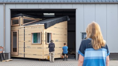 Big move for the small house: In May 2022, "Sprout" moved from the workshop to the green neighborhood of Olst-Wijhe (NL) (© Chiela van Meerwijk)