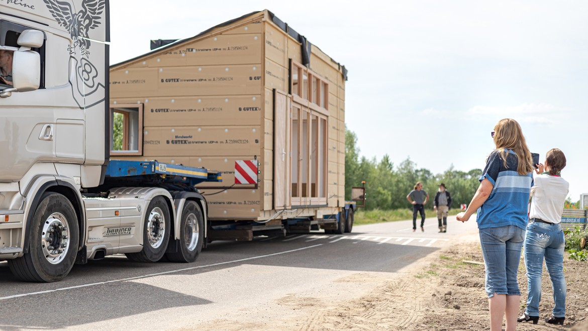 Transport d’une micro-maison (© Chiela van Meerwijk)