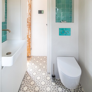 Tout pour la petite salle de bains : WC, plaque de déclenchement et vasque à poser sont de Geberit (© Chiela van Meerwijk)