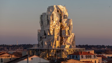 The specially coated aluminium panels of the tower façade reflect the light of the evening sun, creating an almost supernatural atmosphere (© Adrian Deweerdt, Arles)