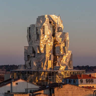 Les panneaux en aluminium dotés d’un revêtement spécial de la façade de la tour reflètent la lumière du soleil du soir, créant une atmosphère presque surnaturelle (© Adrian Deweerdt, Arles)