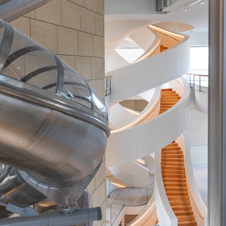 À l’intérieur de la tour, un imposant escalier en colimaçon relie les étages. Si vous le souhaitez, vous pouvez utiliser un toboggan pour descendre (© Adrian Deweerdt, Arles) À l’intérieur de la tour, un imposant escalier en colimaçon relie les étages. Si vous le souhaitez, vous pouvez utiliser un toboggan pour descendre (© Adrian Deweerdt, Arles)
