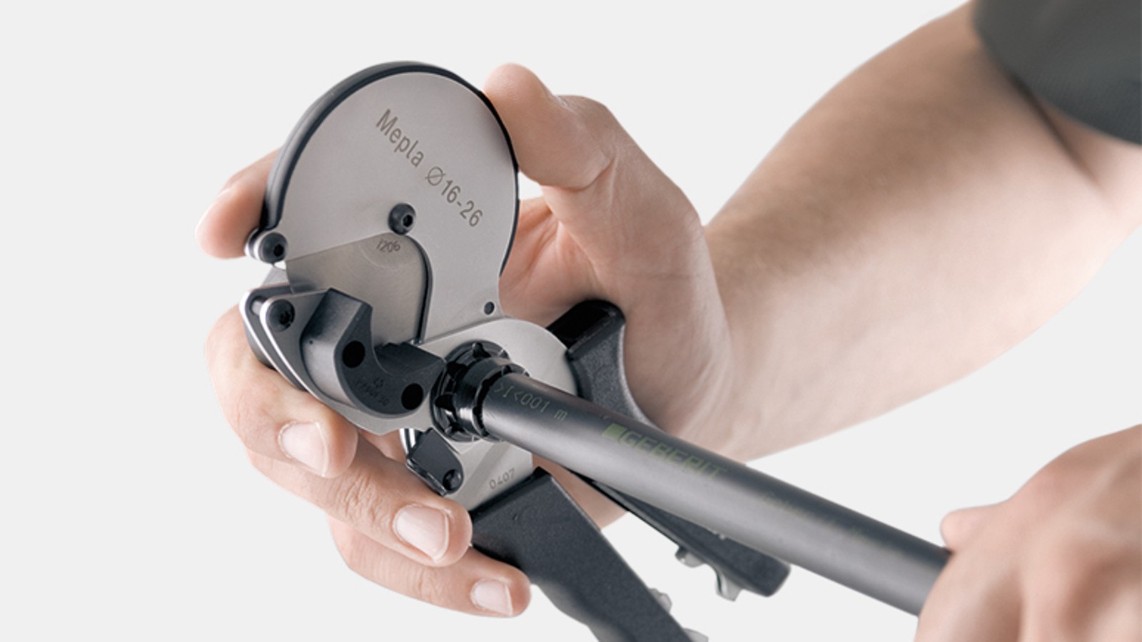 Découpe et ébavurage du tube avec un seul outil Découpe et ébavurage du tube avec un seul outil