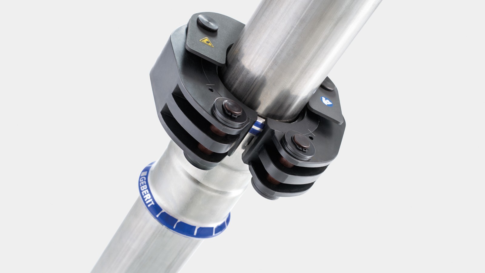 Le mécanisme à ressort fixe la chaîne de sertissage Geberit au raccord Geberit Mapress Le mécanisme à ressort fixe la chaîne de sertissage Geberit au raccord Geberit Mapress