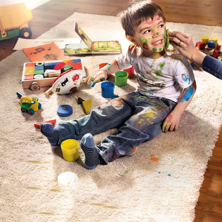 Enfant couvert de peinture Enfant couvert de peinture