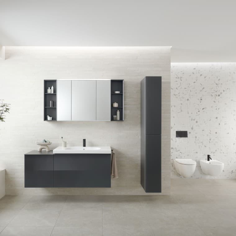 Armoire de toilette Geberit Option avec de nombreux rangements, une prise intérieure et un port USB Armoire de toilette Geberit Option avec de nombreux rangements, une prise intérieure et un port USB