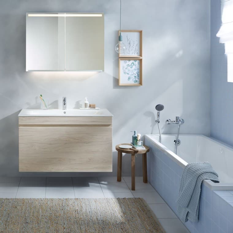 Bathroom with toilet and washplace from the Geberit Renova bathroom series, plus bathtub Bathroom with toilet and washplace from the Geberit Renova bathroom series, plus bathtub
